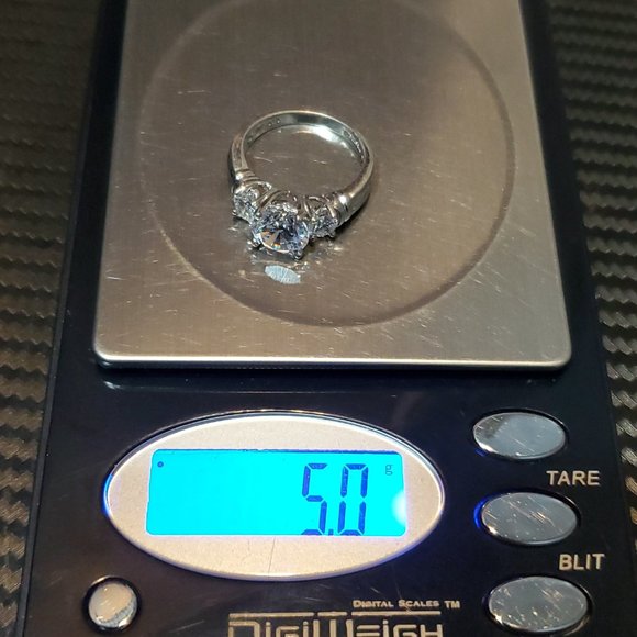 Size 8 925 Sterling Silver Stunning Triple Cubic Zirconia Ring - Picture 9 of 9